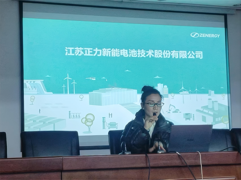 企业代表正在进行招聘宣讲